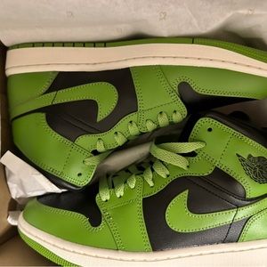 BQ6472 031 Women’s Air Jordan 1 mid black/altitude Green size 8